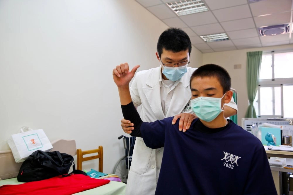 在三民國中,沈炫樞醫師為棒球選手評估狀況,之後再進行針灸或放鬆肌肉、矯正的手法,也會教同學強化穩定肩膀的訓練動作。