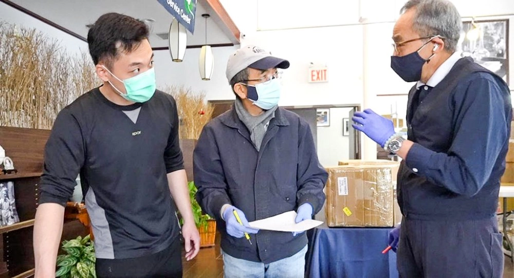 美國慈濟人醫會廖敬興醫師（右）感恩全球慈濟人的愛，與志工們要把物資送到每個需要的醫護人員手中。