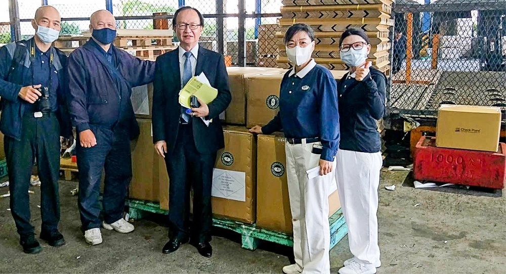 臺灣慈濟人醫會志工林逸明（左一）、吳啟明（左二）、黃梨味（右二）與郭致呈（右一），到華航倉庫將防疫物資進行最後清點與貼標籤。