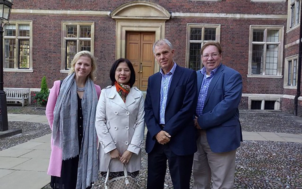 駐英國代表處教育組李彥儀組長(左二)與劍橋大學臺灣研究講座計畫主持人方德萬教授(右二)多次洽議相關合作計畫,照片為兩人與亞洲及中東學院同仁於劍橋大學合影 -