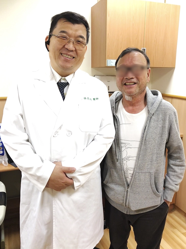 病人手術後開心與林英超醫師合影。(林英超醫師提供)