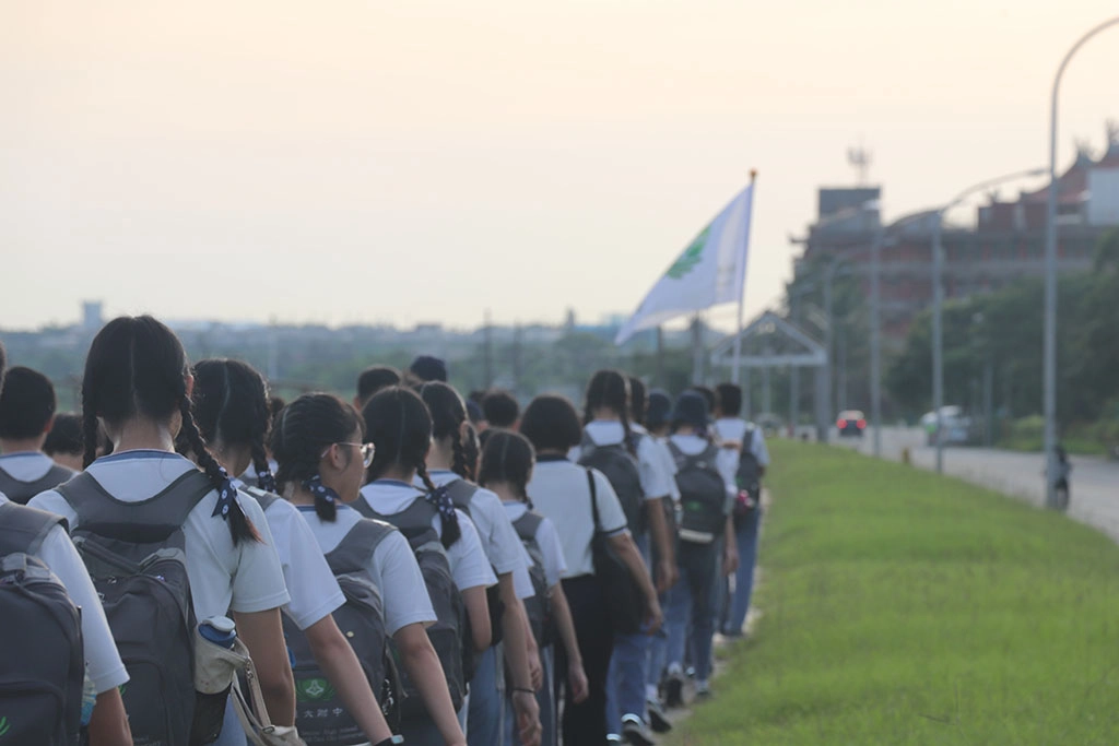 活動當天清晨五點,旭日東昇,在太陽緩緩升起之際,七十位學生在校長、主任及老師的帶領下,隊伍井然有序,迎向朝陽,邁開步伐踏上師公路。