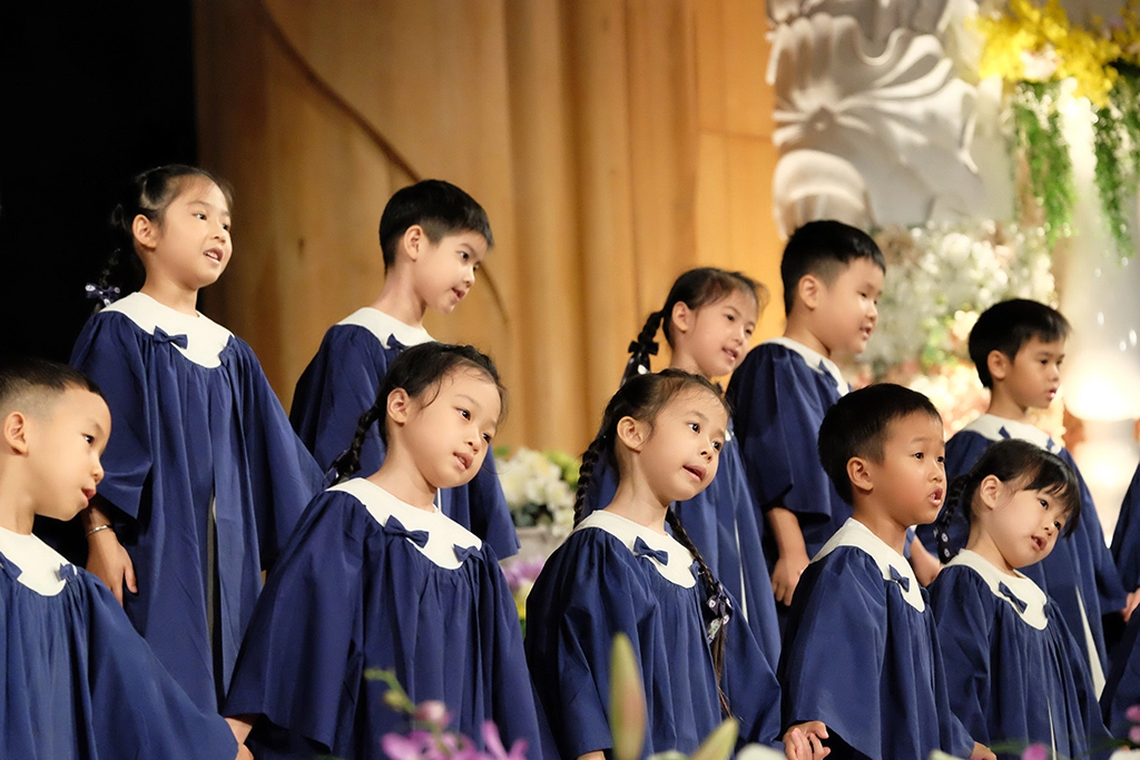 畢業幼兒共同演繹「手牽手」,感謝老師的陪伴。