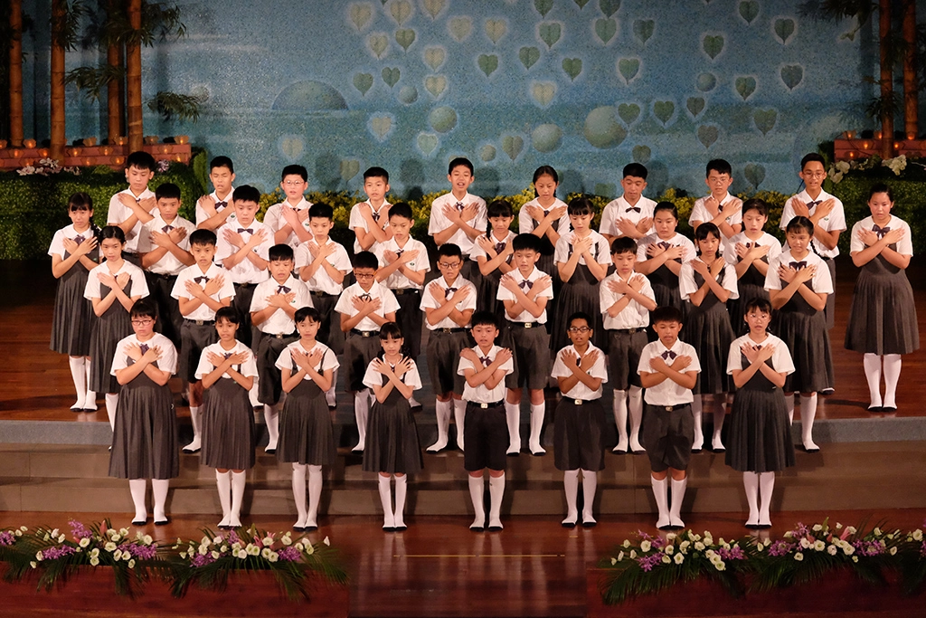 國小畢業生用音樂與手語演繹「大樹與小鳥」,感謝師長與家長的陪伴與照顧。