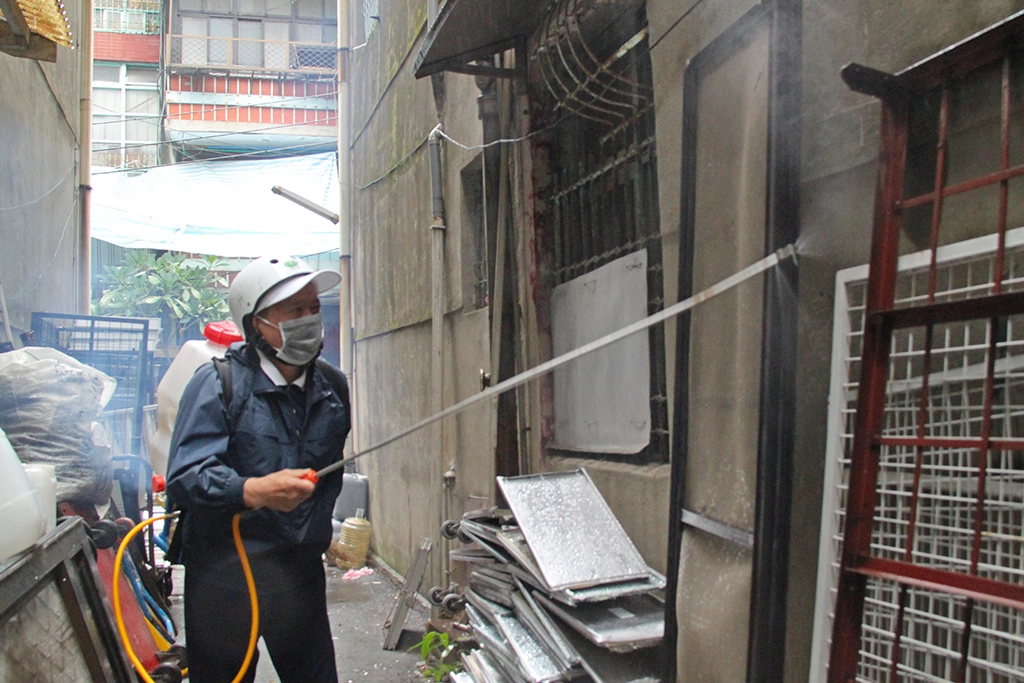 預防登革熱爆發流行,應注意戶外避免放置積水之廢棄物,儲水或盛水容器應即時清除,並保持乾燥,以杜絕病媒蚊孳生。