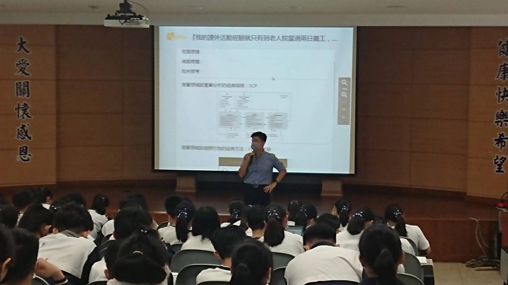 全國延後開學,慈大附中對於高三學生的生涯進路輔導沒有延後,開學後即安排一系列的升學輔導,包括「大學生涯探索活動」及「升學工作坊」,期望每個高三學生認識自我、找到優勢,了解大學科系狀況,為自己的未來作出最好的選擇。