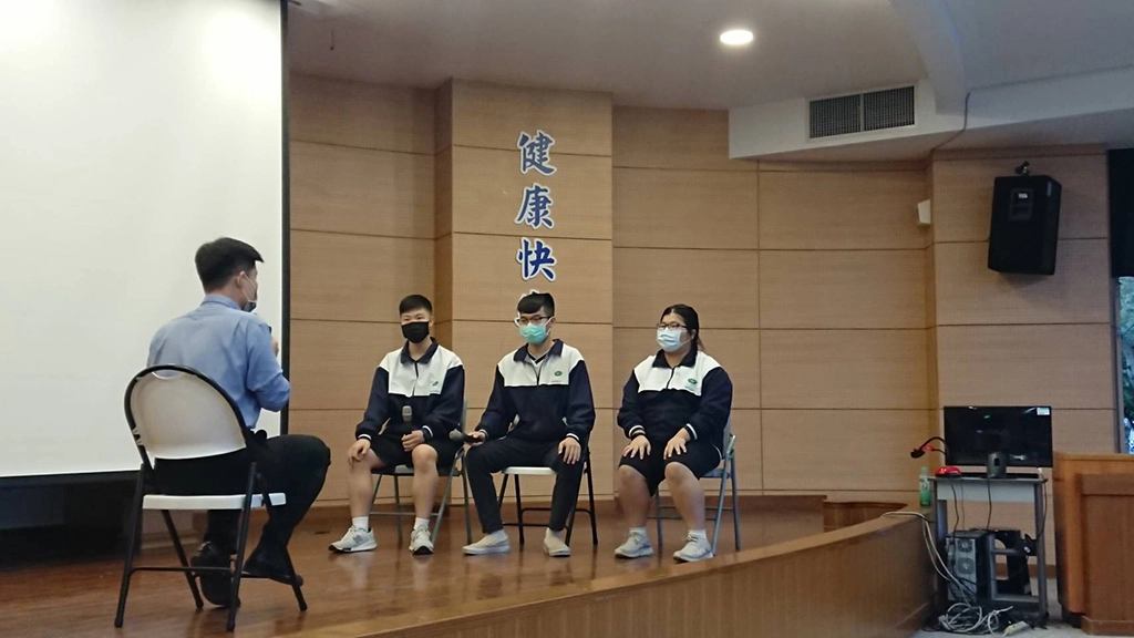 全國延後開學,慈大附中對於高三學生的生涯進路輔導沒有延後,開學後即安排一系列的升學輔導,包括「大學生涯探索活動」及「升學工作坊」,期望每個高三學生認識自我、找到優勢,了解大學科系狀況,為自己的未來作出最好的選擇。
