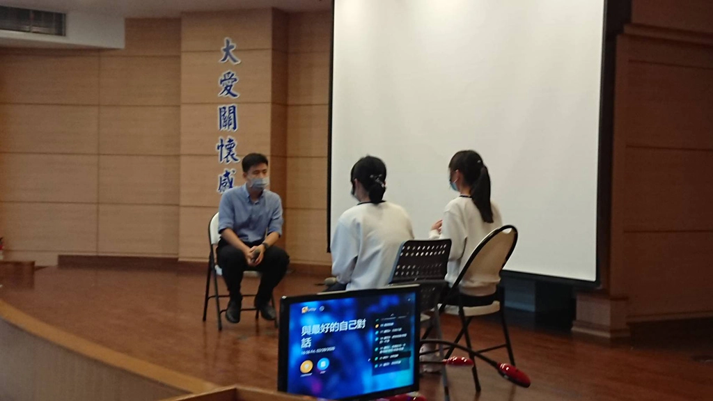 全國延後開學,慈大附中對於高三學生的生涯進路輔導沒有延後,開學後即安排一系列的升學輔導,包括「大學生涯探索活動」及「升學工作坊」,期望每個高三學生認識自我、找到優勢,了解大學科系狀況,為自己的未來作出最好的選擇。