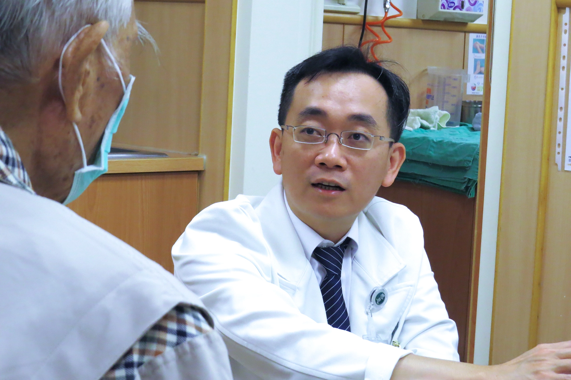 方佳偉醫師提醒病人,長期便秘千萬不要只靠軟便藥。