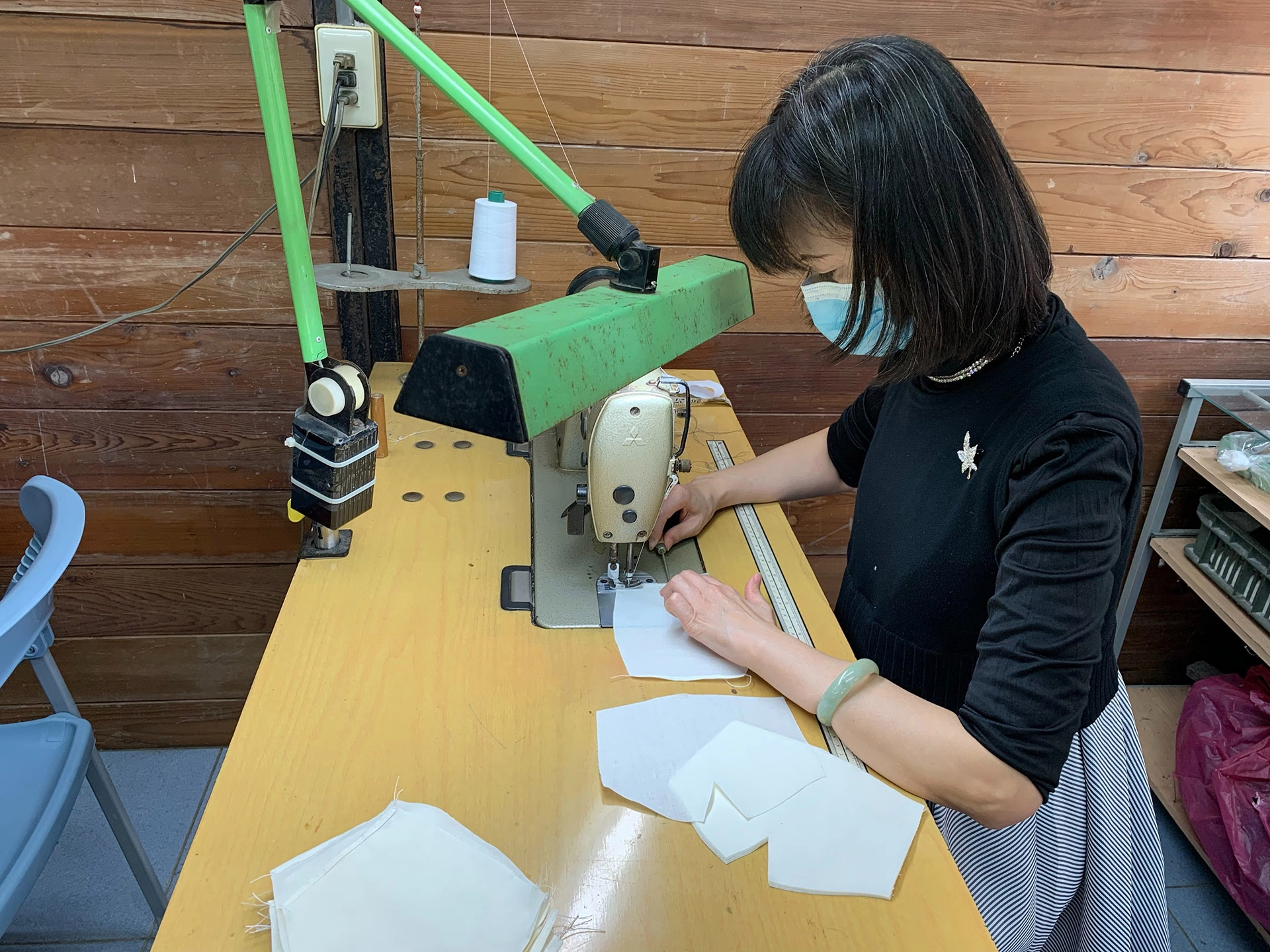 為把口罩留給第一線醫護人員與需要的人,臺中港區慈濟志工從2月20日開始輪翻上陣齊心製作布口罩,大家緊鑼密鼓付出。