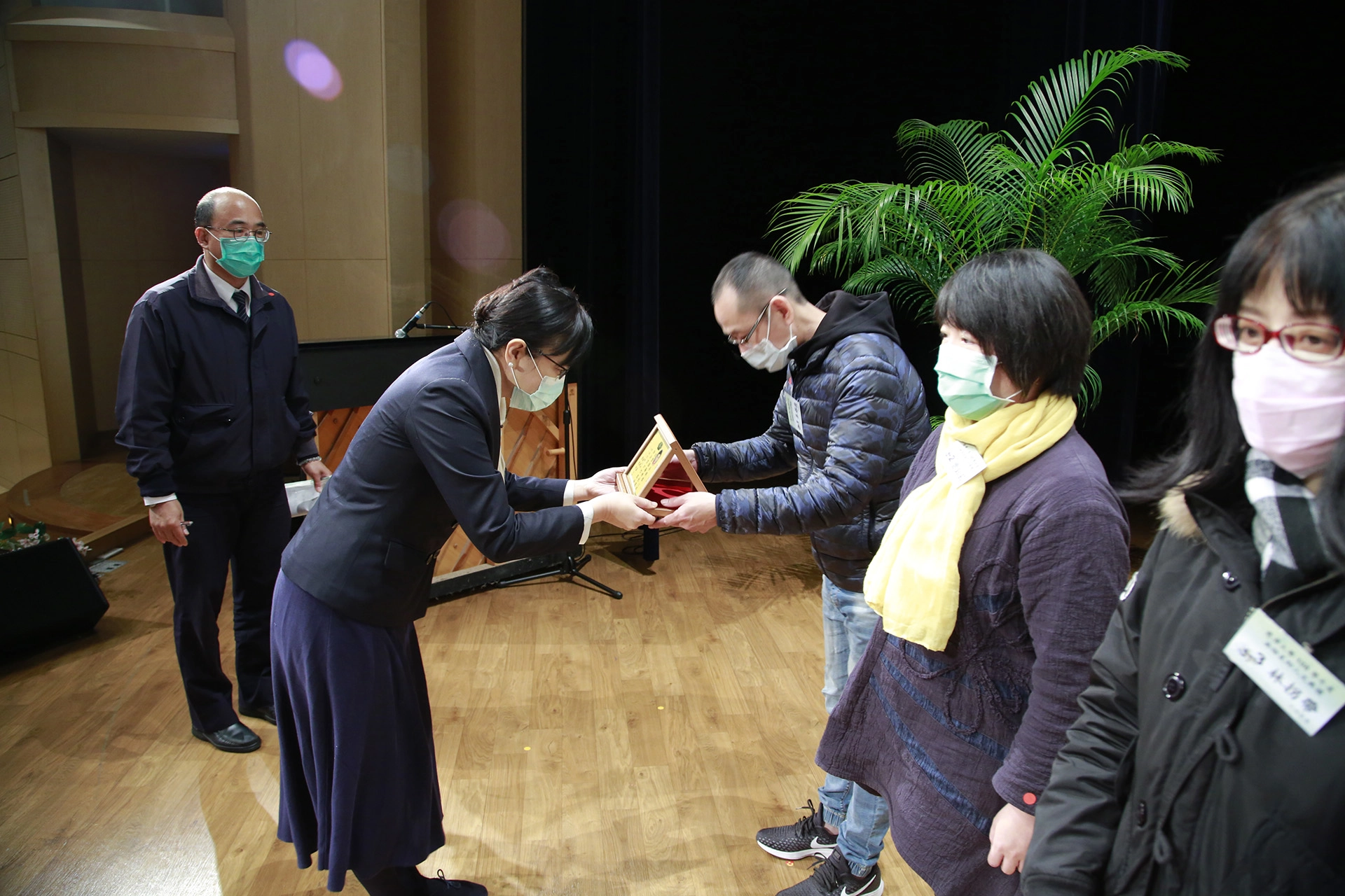 12位無語良師分別為吳錦德、曾鈺茹、林拐帶、陳黃軒、陳濟陽、李月娟、蔡石定、陳淑芬、陳雲銘、賴詹素卿、陳俊源、程克瑛。感恩追思典禮上,由劉怡均校長親自頒發感恩紀念牌給每位家屬。