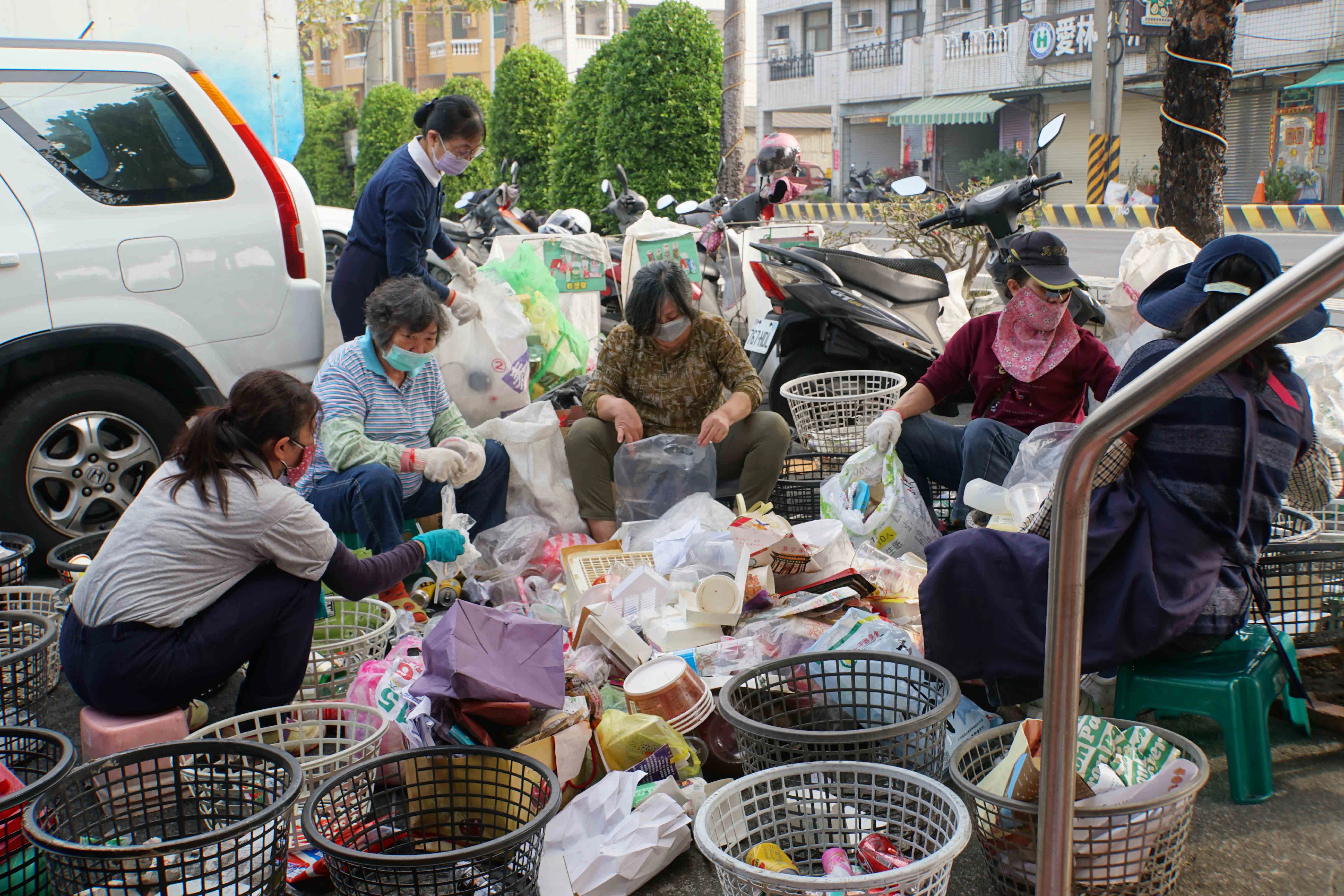 位於臺南市南區灣裡馬鎮宮前廣場的資源回收日,一群志工心心念念只想著做環保,有志一同一起來守護蘊涵生命之源的地球。