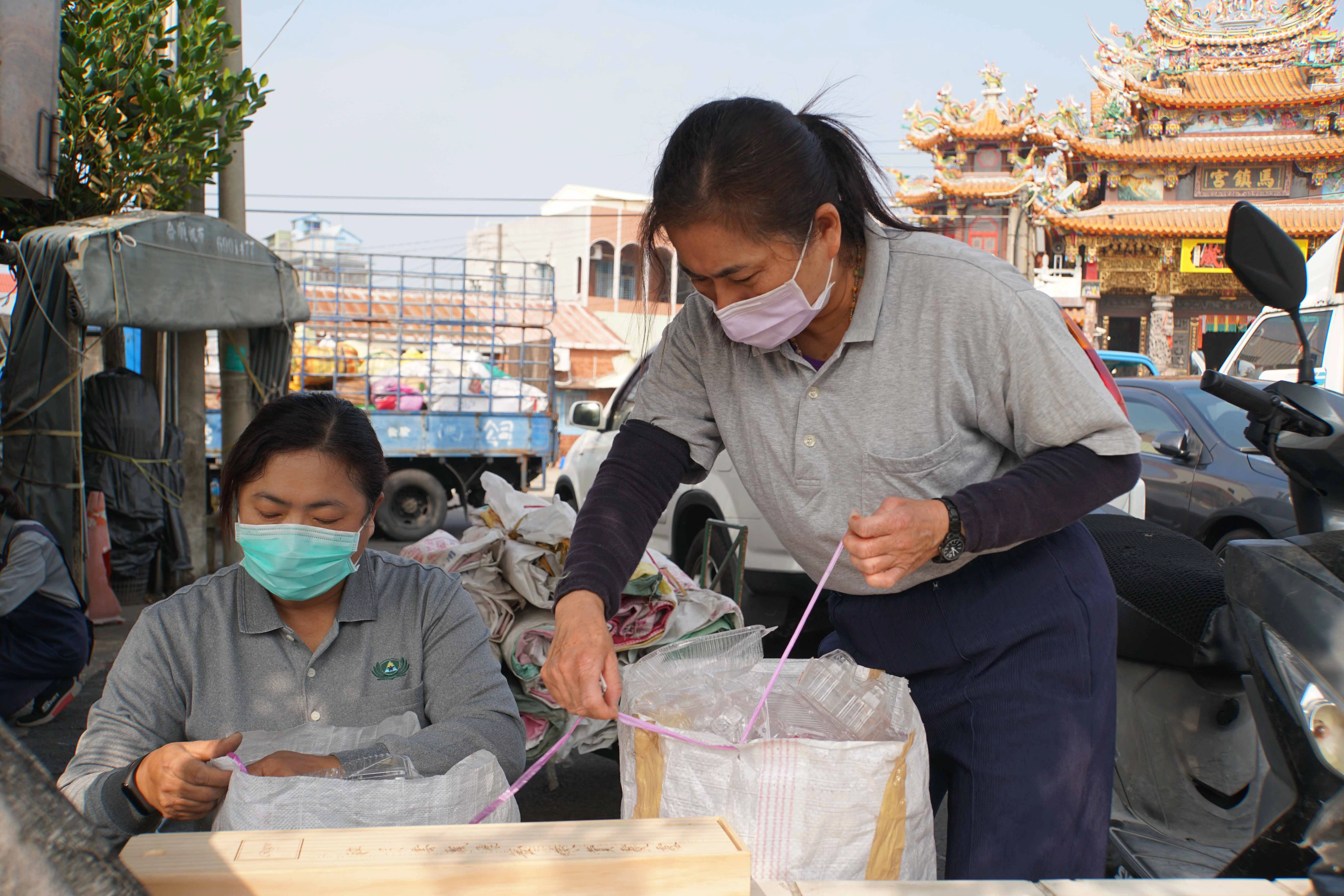 位於臺南市南區灣裡馬鎮宮前廣場的資源回收日,一群志工心心念念只想著做環保,有志一同一起來守護蘊涵生命之源的地球。