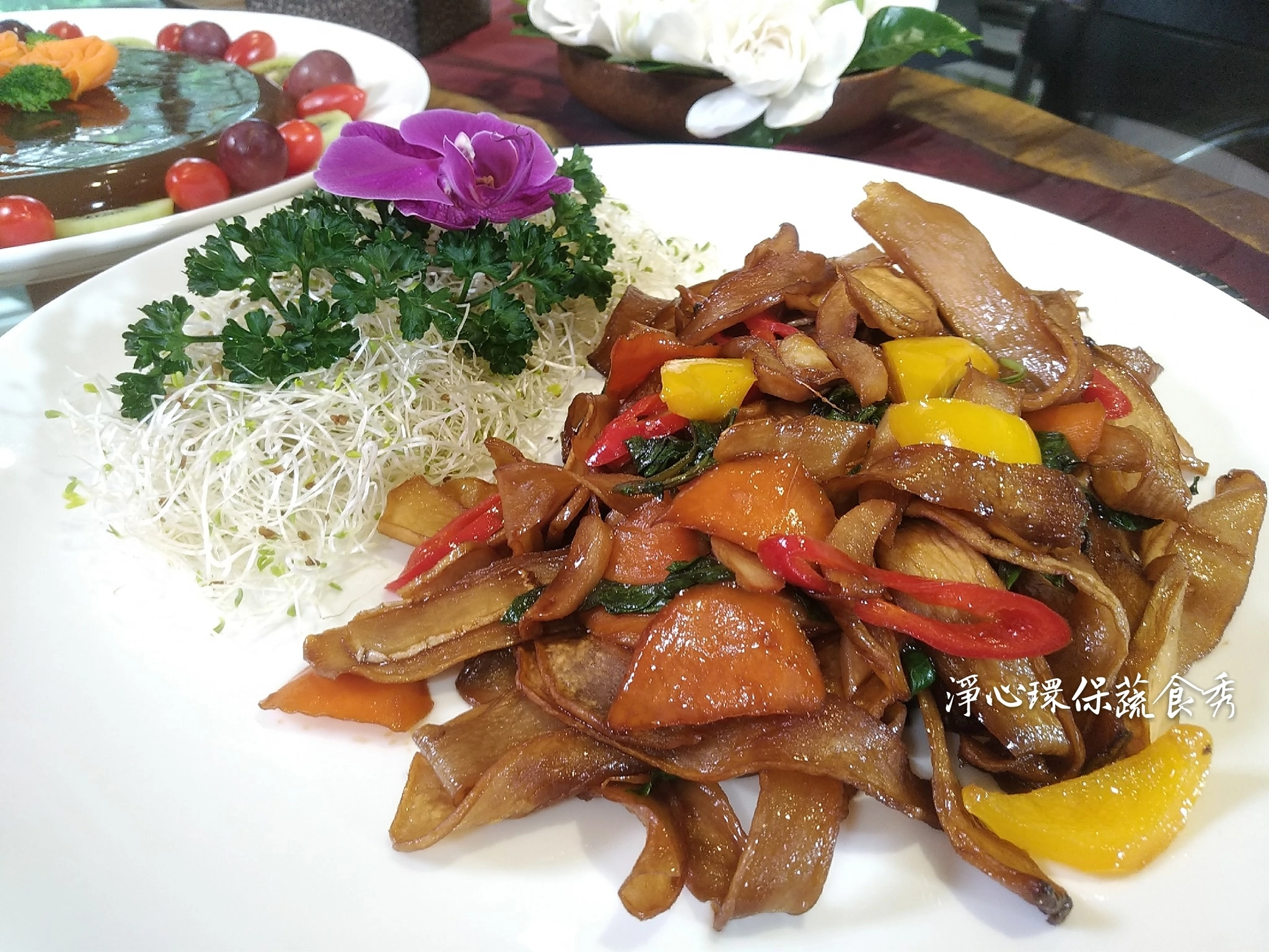 料理靈感來自台北一家五星級素食餐廳,其特色料理中有一道塔香脆腸,小編將其改良為三杯脆腸,將杏鮑菇切成細長條狀,入鍋油炸使其緊縮,仿若吃到脆腸的口感和彈性。