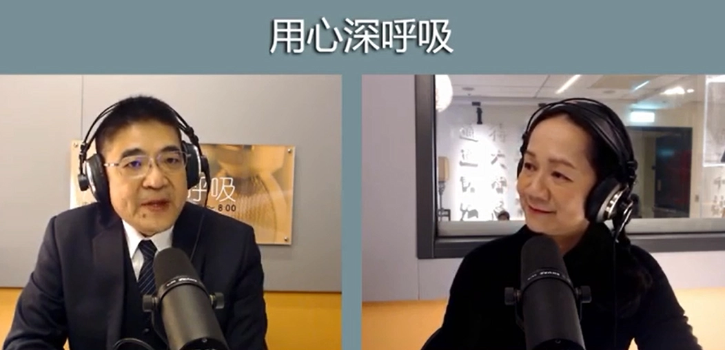 在大愛網路電台用心深呼吸節目中,羅慶徽回憶當年SARS戰役,用「慌」這個字,形容當時的台灣社會。他最記得一個同事理髮理一半,當理髮師知道他在松山醫院工作,立刻叫他出去,他的另一半頭是回醫院,同事幫他理的。