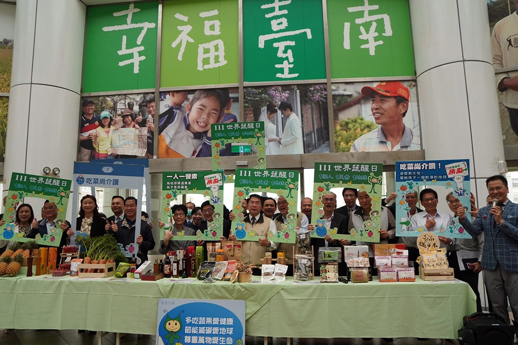 臺南市3月10日推動「一日蔬食日」,祝福全球疫情早日平息,同時也行銷臺南的防疫食材、在地農特產品。