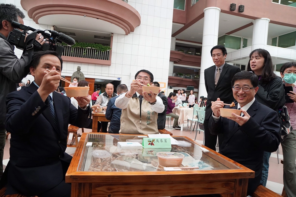面對全球新型冠狀病毒肺炎疫情,慈濟發起蔬食抗疫活動,臺南市長黃偉哲獲悉後率先響應。