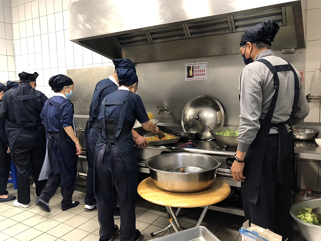 3月10日在台南市府舉辦「一日蔬食日」體驗,色香味俱全的蔬食料理出自台南慈濟安平聯絡處志工之手。