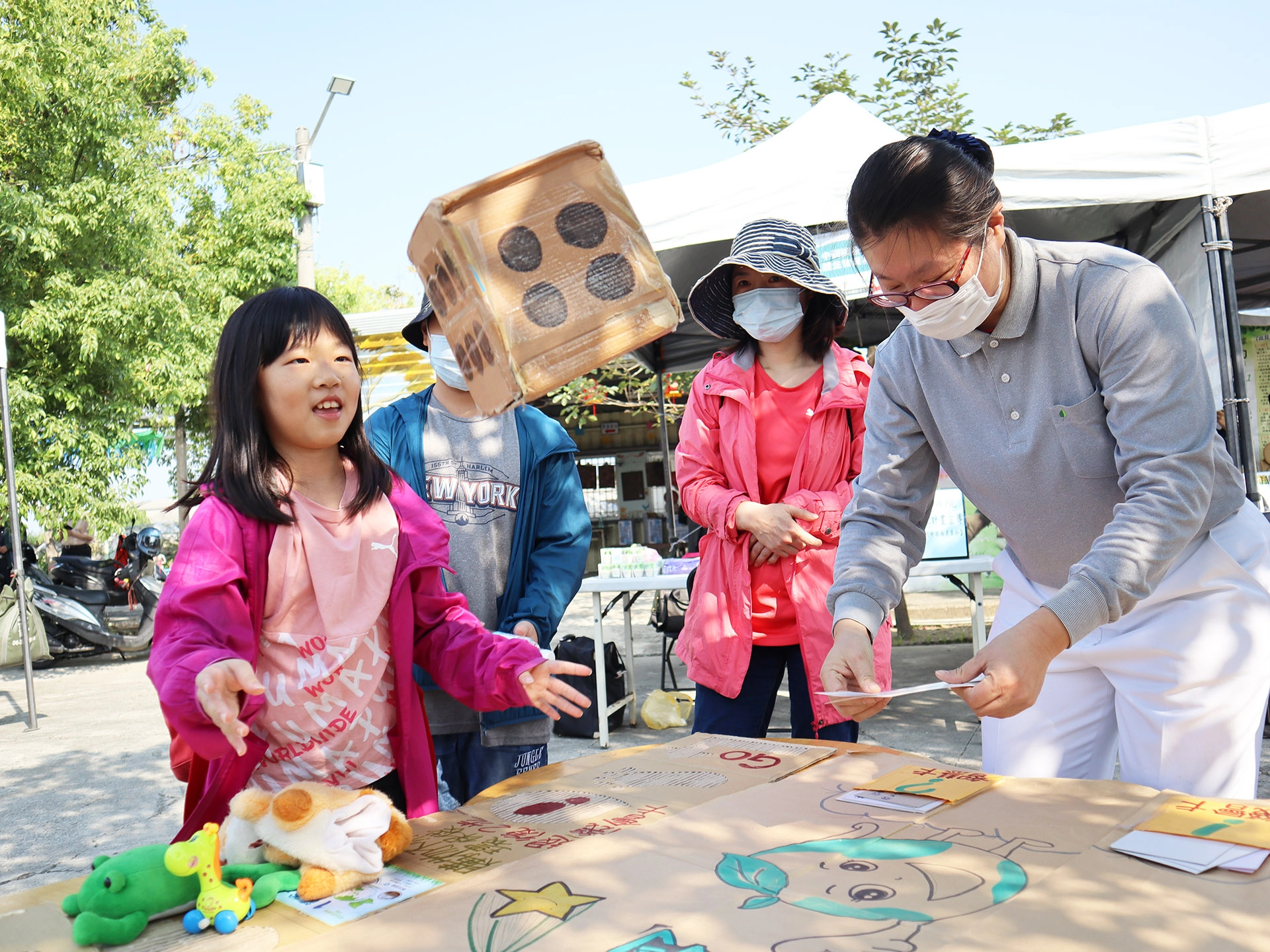 慈濟環保市集,有充滿古早味童趣的「彈珠檯」、「趣味創意大富翁」等遊戲,讓參與的大小朋友都開心。