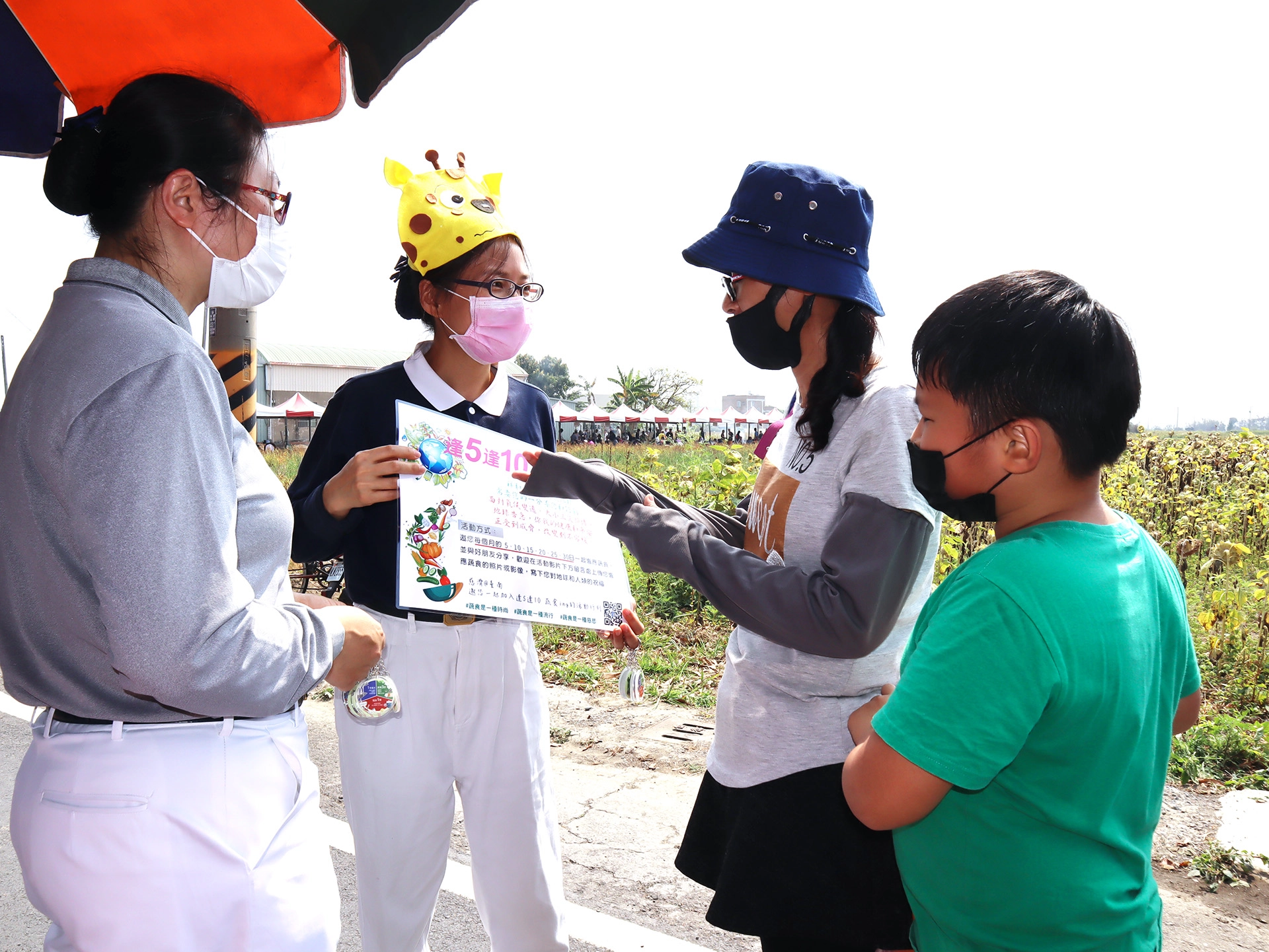 臺南市仁德區「中洲樂農遊」活動,慈濟志工在現場設置「慈濟環保市集」攤位向民眾宣導環保。