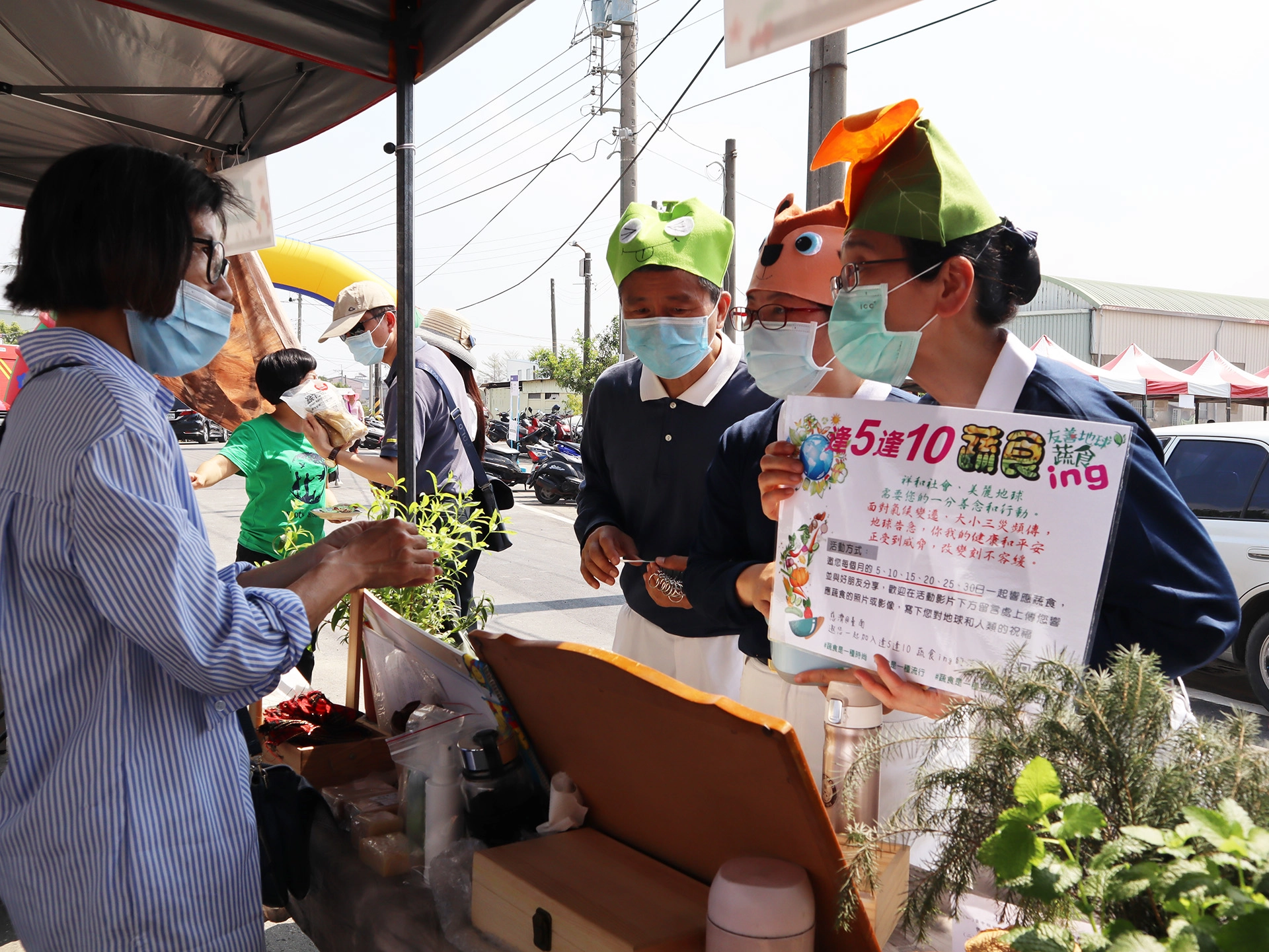 臺南市仁德區「中洲樂農遊」活動,慈濟志工在現場設置「慈濟環保市集」攤位向民眾宣導環保。