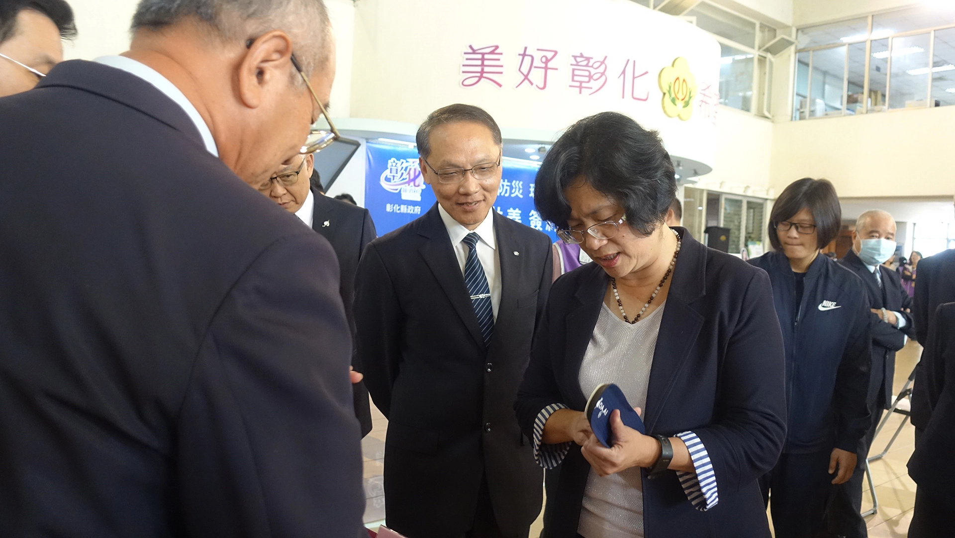顏博文執行長向王惠美縣長介紹慈濟在救災過程研發出來的慈悲科技產品,圖為防穿刺鞋墊。