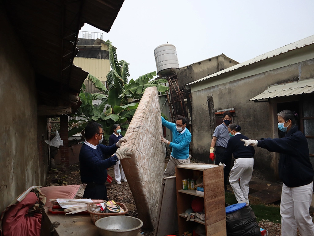 臺南市政府與慈濟合作「鄰里互助 安心扶老&ndash;居家安全改善」專案，推動弱勢家庭關懷扶助。