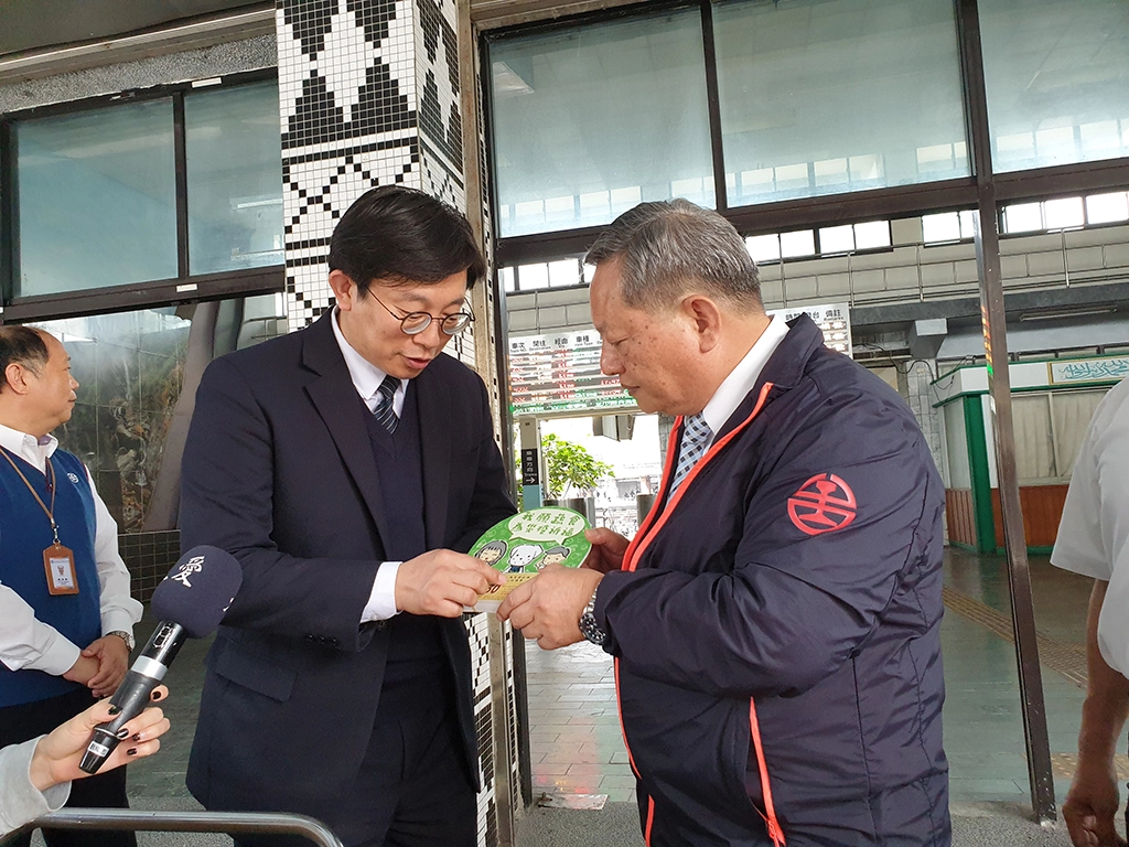 慈濟大學主任秘書何昆益向大家解釋蔬食券的使用方法,希望可以與大家結緣,人心慌亂之際,更需要人人用愛互相關懷、為災疫祈福。