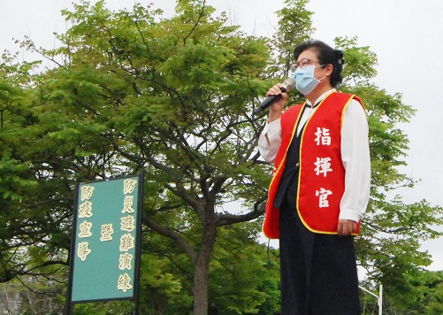 慈大附中校長擔任總指揮李玲惠校長表示,地震為無預警的災害,我們身處地震帶,更應建立正確防災避難觀念,落實「趴下、掩護、穩住」的動作要領,學習自我保護,並進而可以學習自救救人的能力