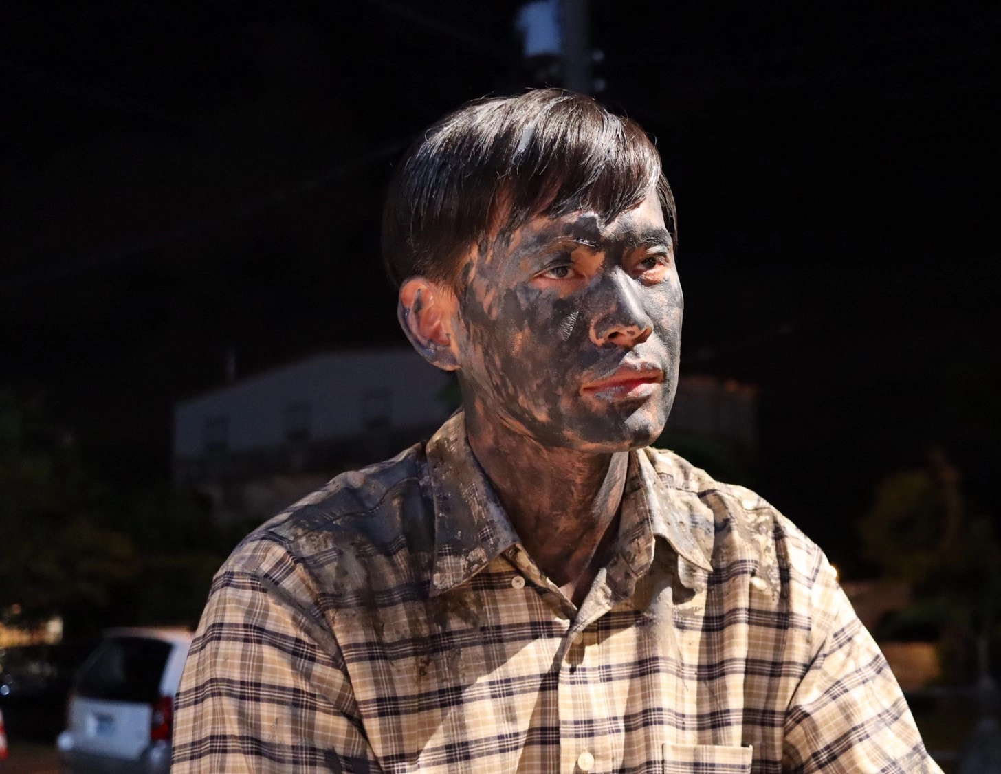 騎腳踏車摔入田裡的戲,黃鐙輝用真泥巴塗臉。