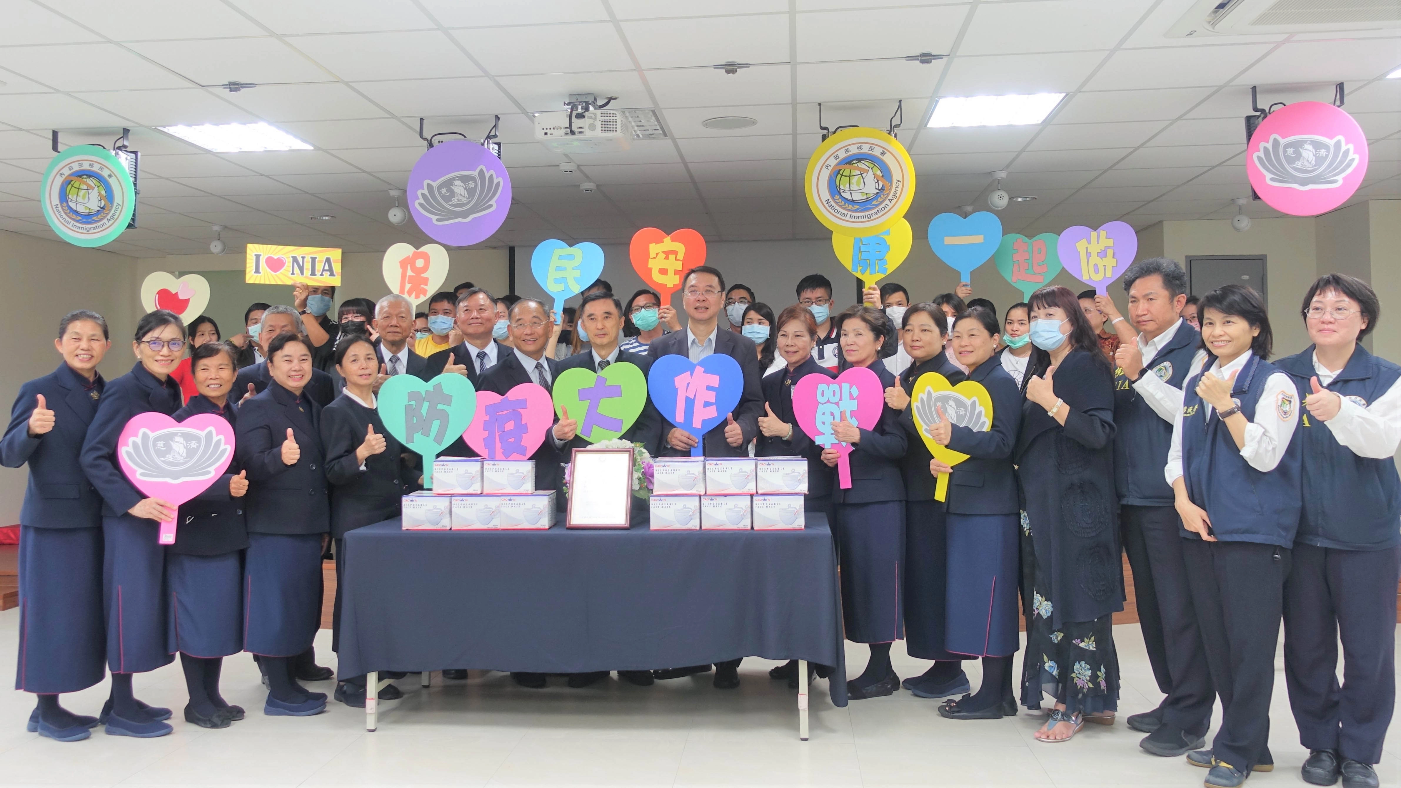 慈濟慈善事業基金會3月13日捐贈1千片口罩給移民署台中市第一服務站,做為第一線人員公務執勤使用。