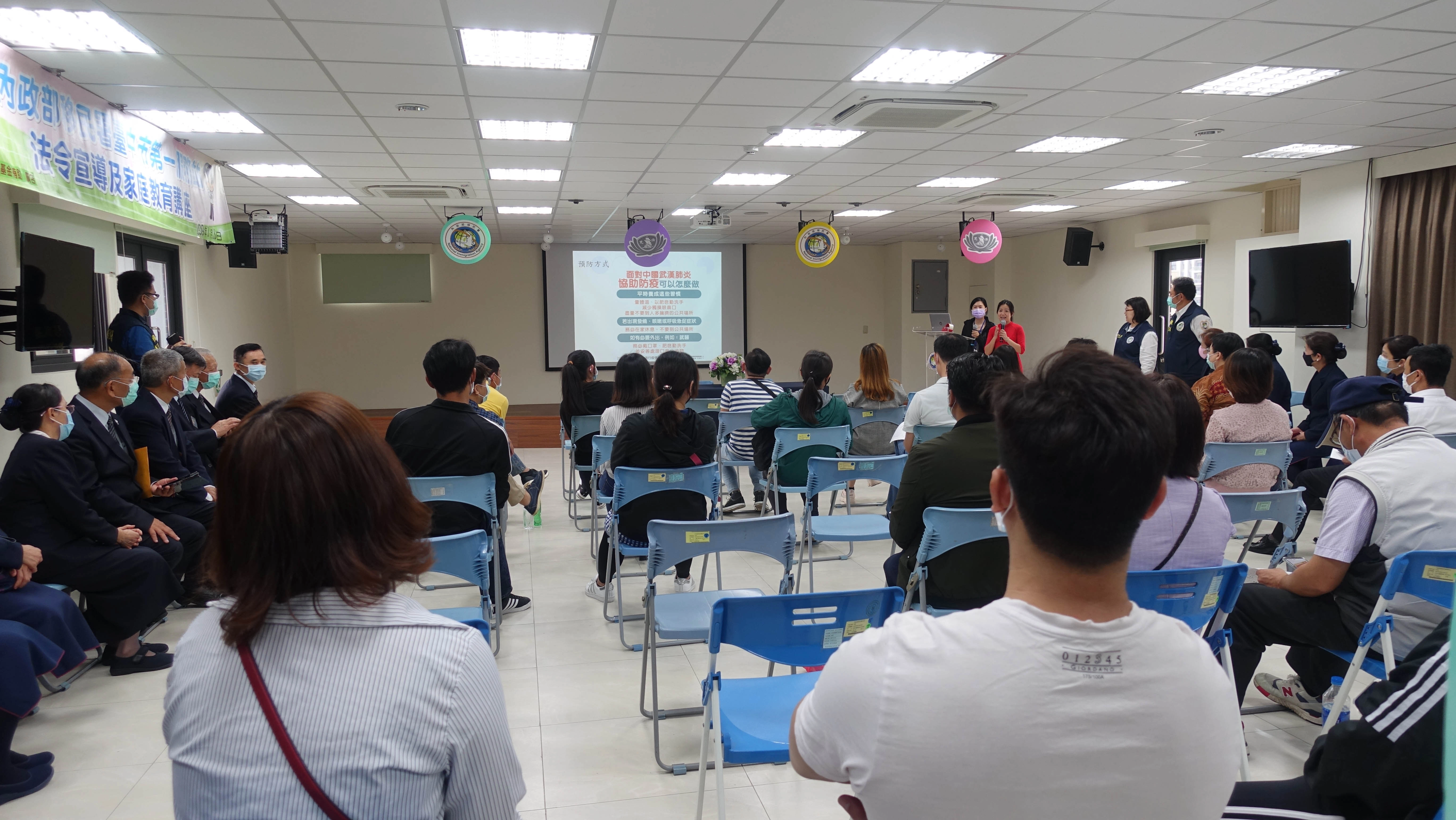 移民署台中市第一服務站3月13日舉辦家庭教育課程,傳遞防疫衛教課程,並透過通譯人員說明。