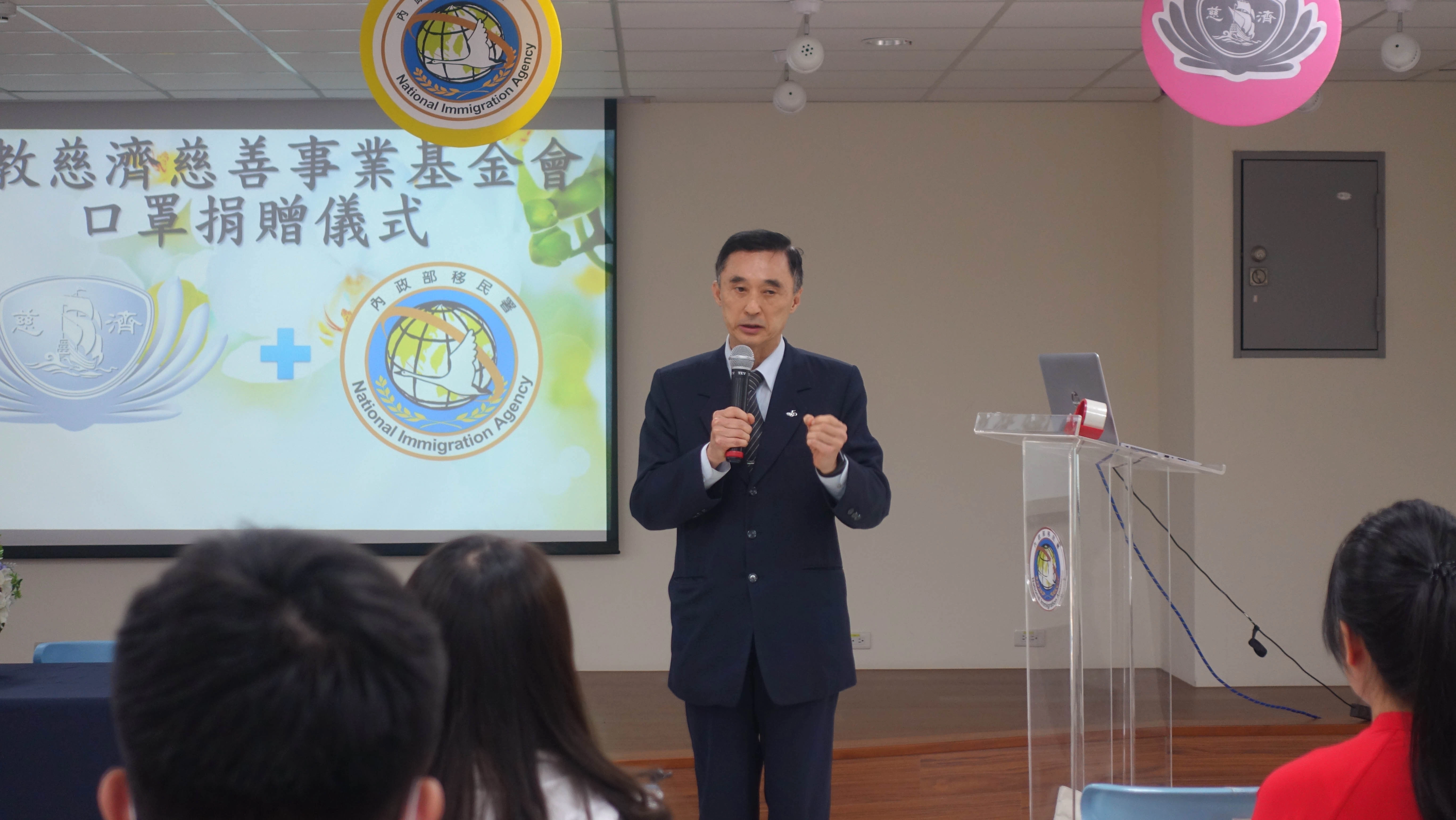 台中慈濟志工葉志忠代表致詞,希望透過一點力量,作為政府防疫後盾。