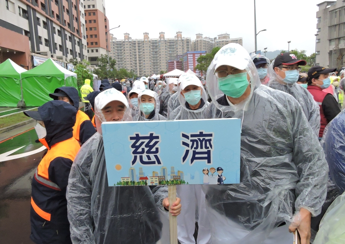 14日上午位於新北市新店央北社區舉辦的大規模防疫演習,新北市政府動員各局處、國軍、志工等單位,期能藉由演習讓第一線防疫人員全力備戰。