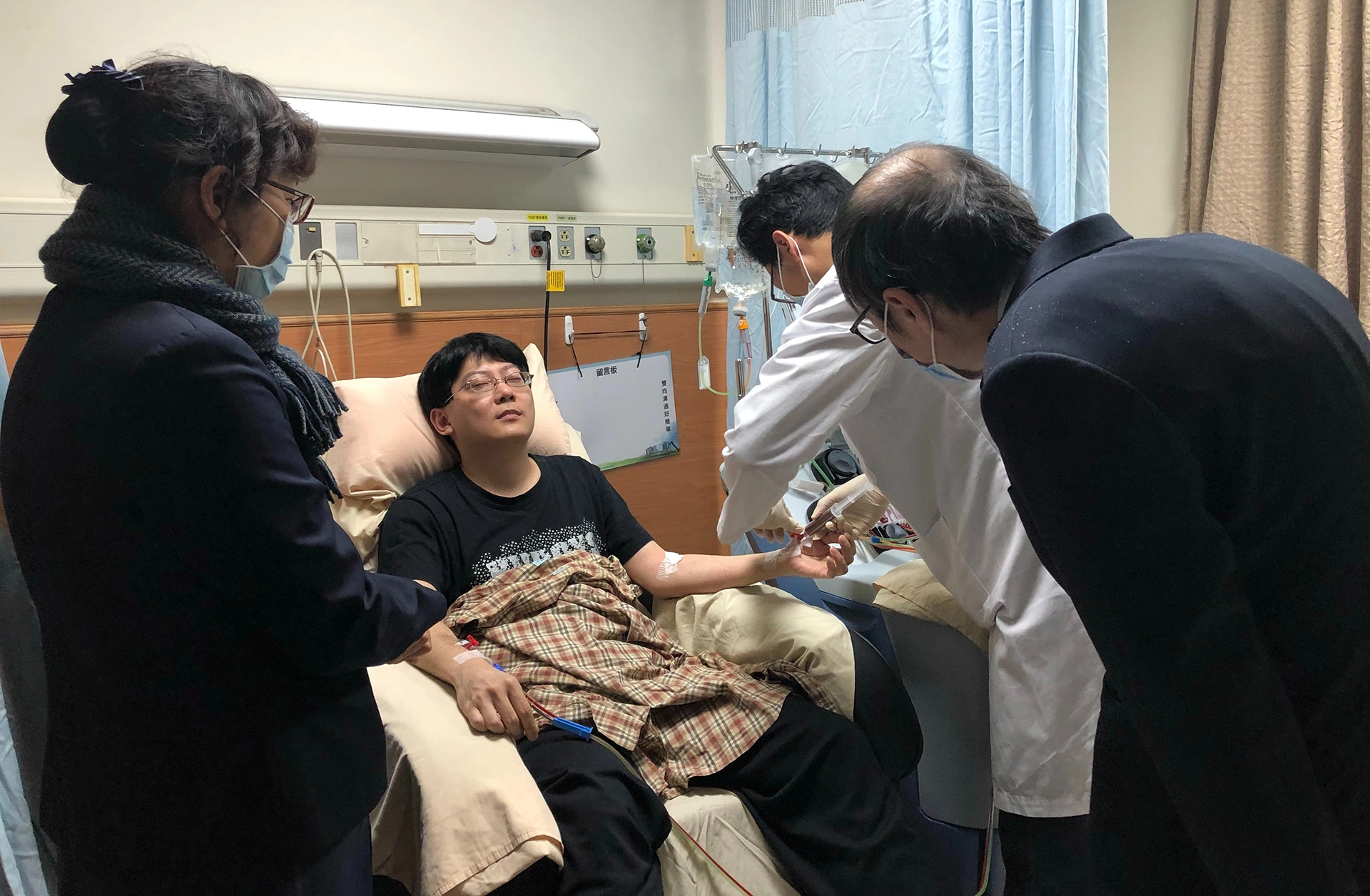 「要扎針了!」王木通超級恐懼打針及見血,雖然克服內心障礙,但還是閉眼不敢直視。
