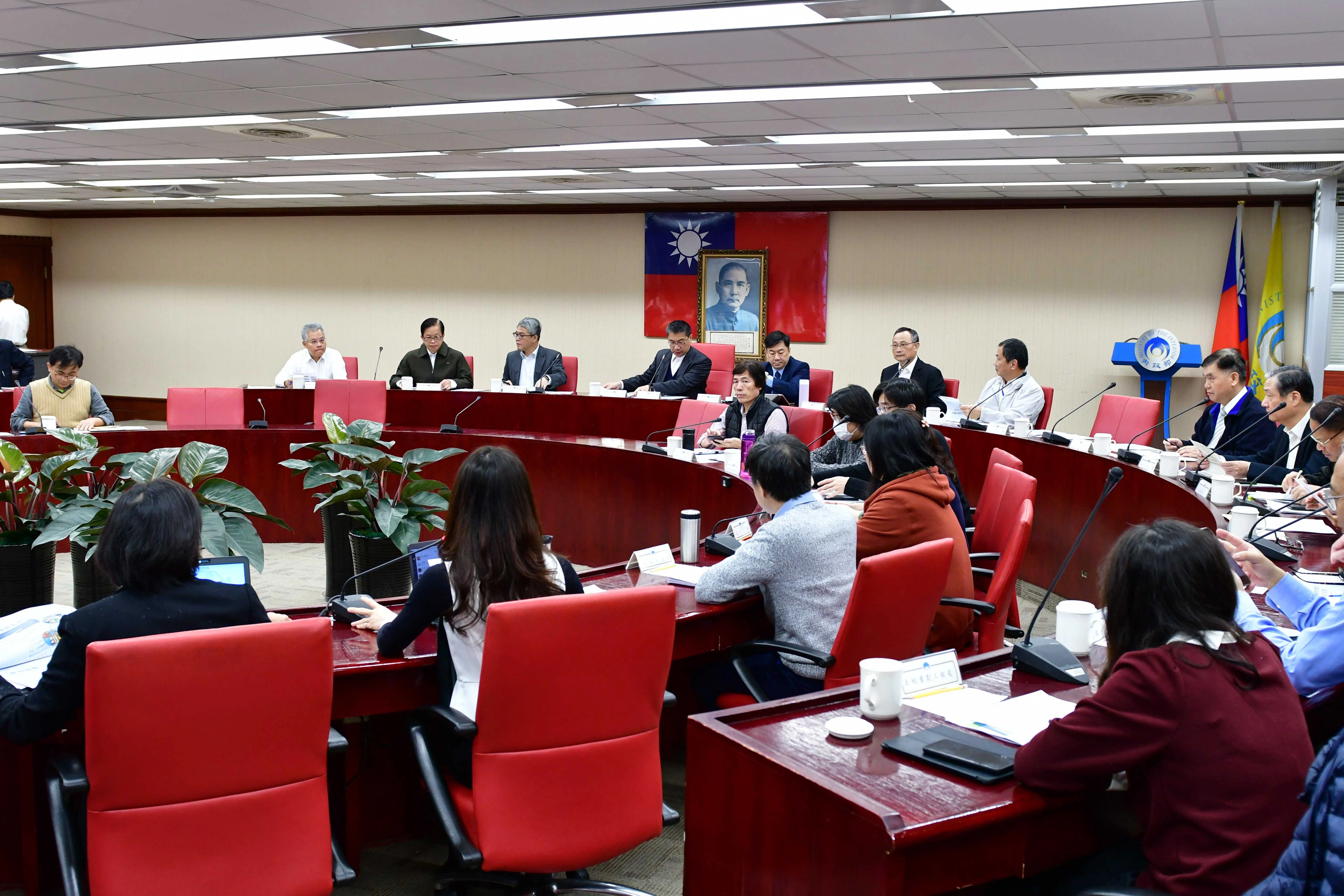內政部已成立疫情應變小組,密集由部長徐國勇主持相關應變會議。