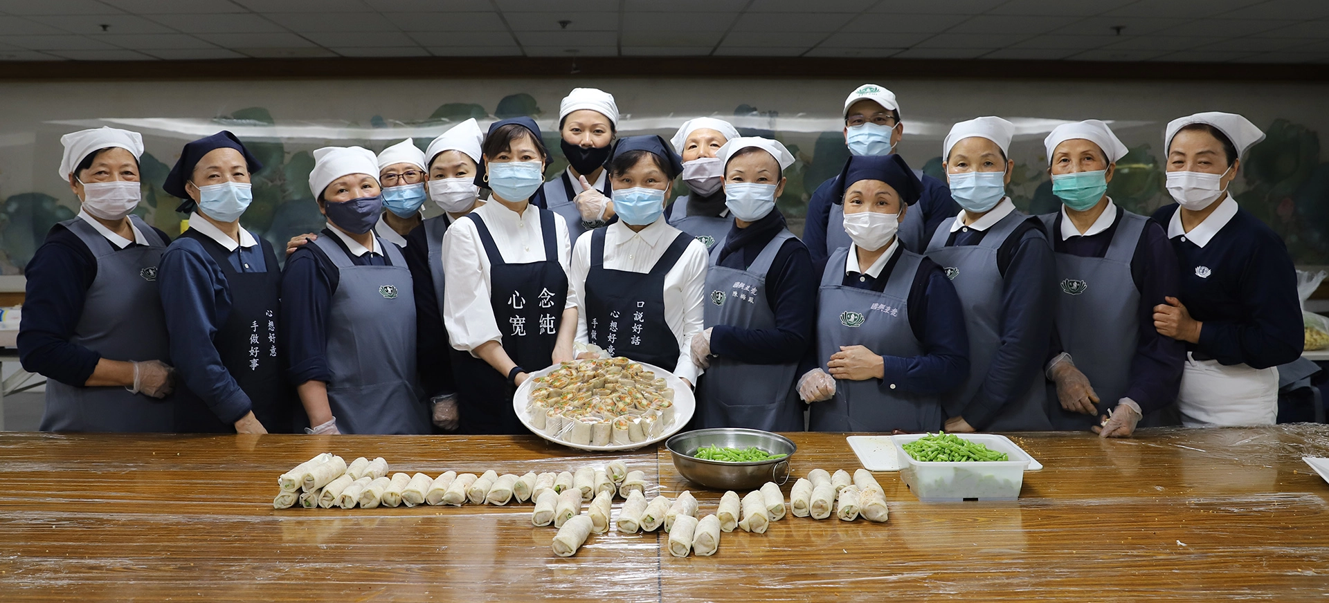 首度結合慈濟志工與醫師夫人們的愛心,20多人合力製作600個蔬果捲,將愛化為行動為醫療人員加油打氣,同時推廣蔬食的樂趣與美味。