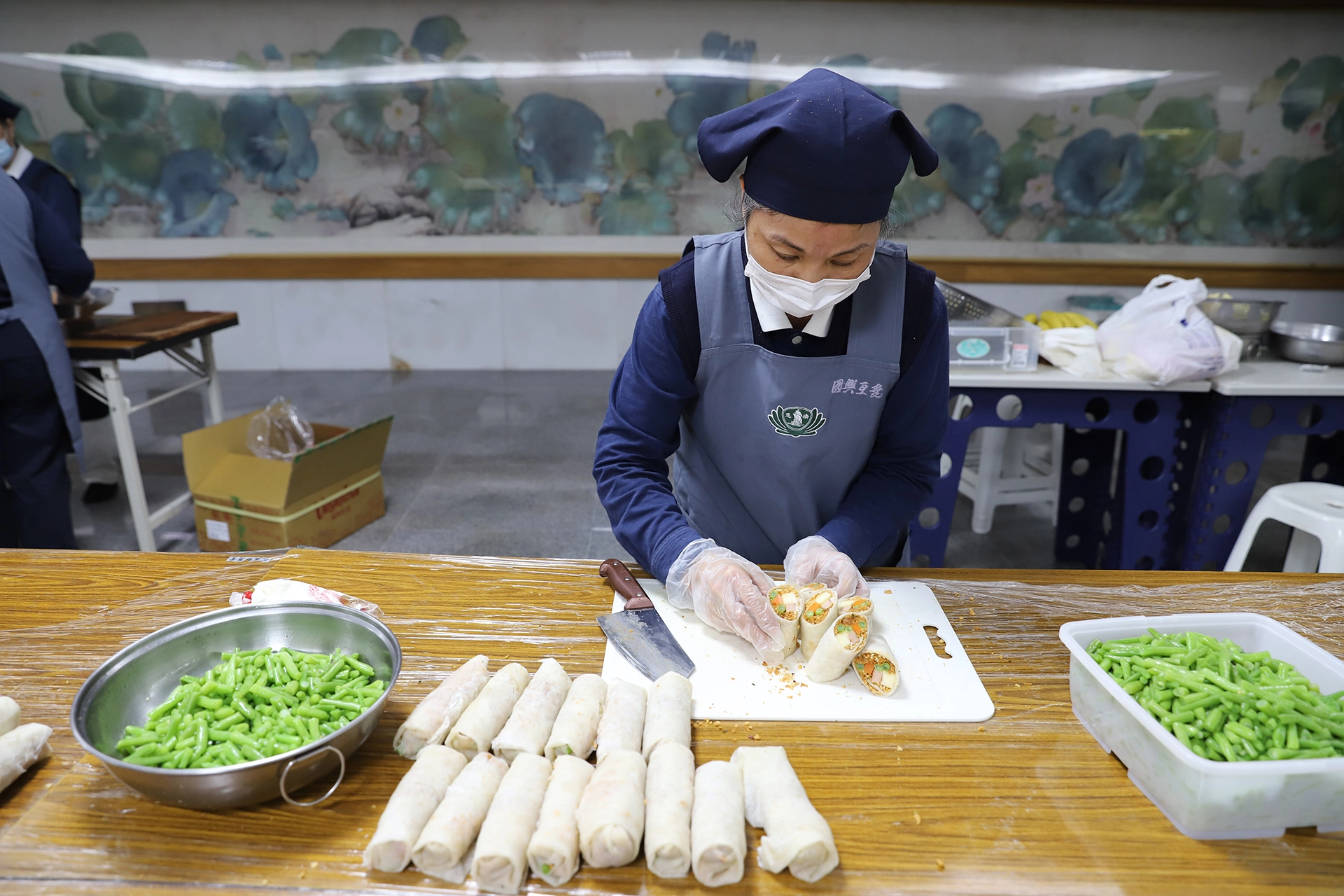 清晨5時就起床準備洗菜、切菜、川燙食材等工作,上午7時準時花蓮靜思堂集合,開始著手包「蔬果捲」,團隊很有默契,還不到中午就完成了600個,送至花蓮慈濟醫院。
