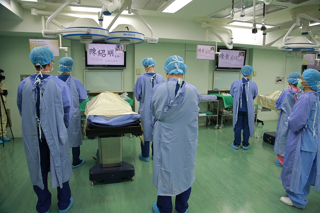 陳副總夫妻倆同為慈濟大學3月模擬手術課程無語良師,大體相鄰,讓醫學生在身上學習。