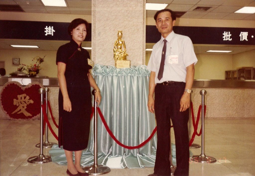 1982年陳紹明副總的妻子陳黃月玫加入慈濟,證嚴法師賜予法號「慈暉」,期許「以愛父母的心、愛天下眾生」,陳紹明副總全力支持陳黃月玫擔任志工。