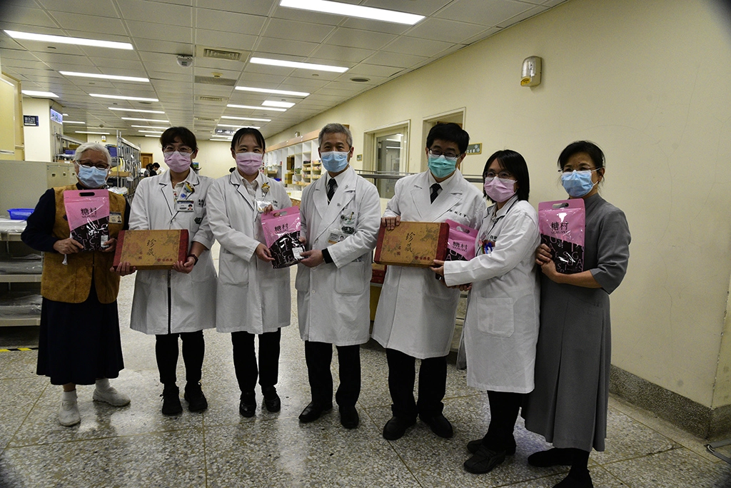 新冠病毒疫情嚴峻,有感於防疫期間醫護同仁辛勞,為補充正能量加油打氣,感恩大家的辛苦付出。
