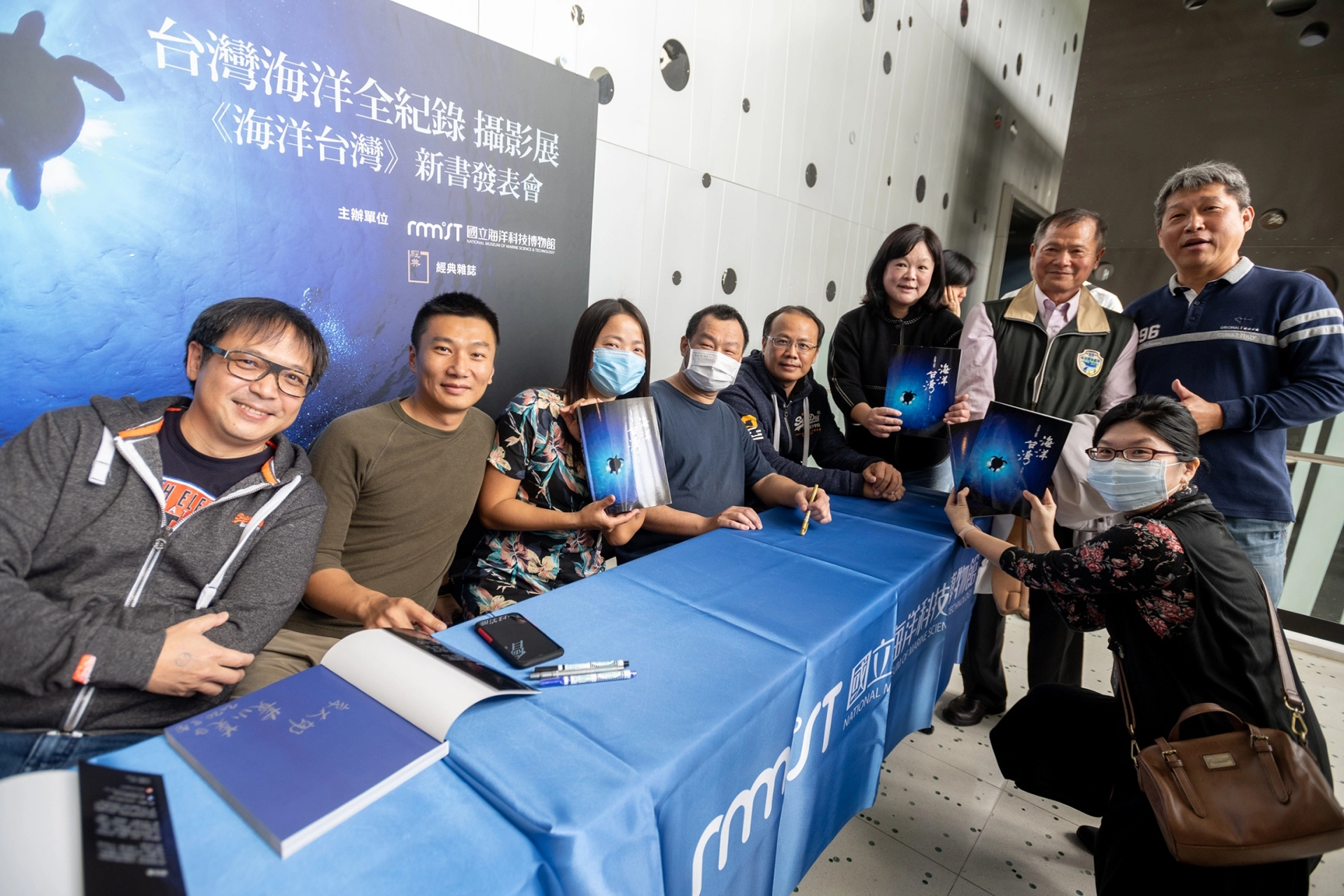 簽書活動踴躍,由作者、攝影師們共同簽名。
