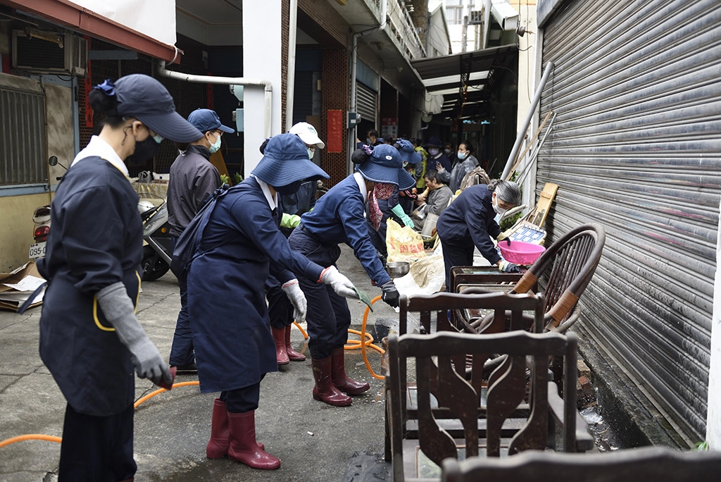 屋內清出佈滿灰塵傢具及鍋碗瓢盆,志工仔細檢查汰換分類,將堪用物品用心刷洗。