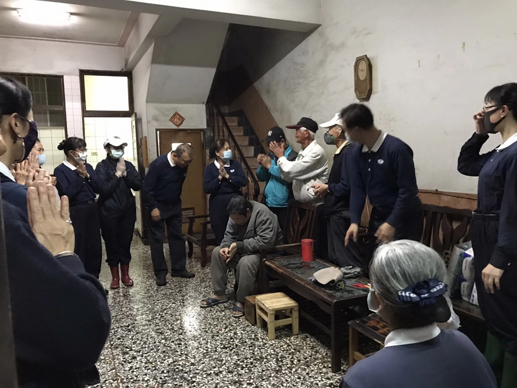 經過半天的清掃刷洗,提供弱勢家庭一個舒適乾淨的居住環境,慈濟志工齊唱祝福歌祈願王老太太與兒子越來越好。