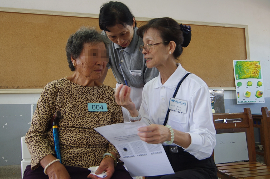 當年和平醫院檢驗技術員張敏如,如今是「專職」慈濟志工,在社區或環保站幫人量血壓,邊聊慈濟,給人紓壓。