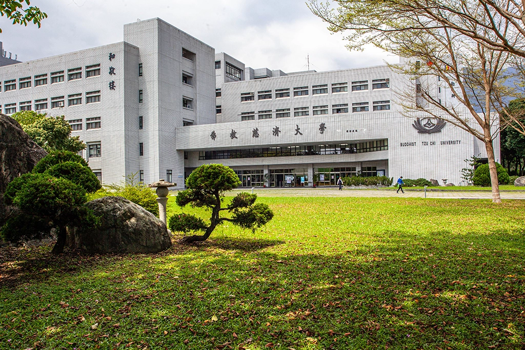慈濟大學109學年度學士後中醫學系招生,將於3月23日至27 日開放報名,一律採網路報名,招生簡章可至慈濟大學網頁下載,凡具學士以上學位者,對中醫藥有興趣者皆可報名,有志成為中醫師者,把握機會,錯過你就只能再等一年。