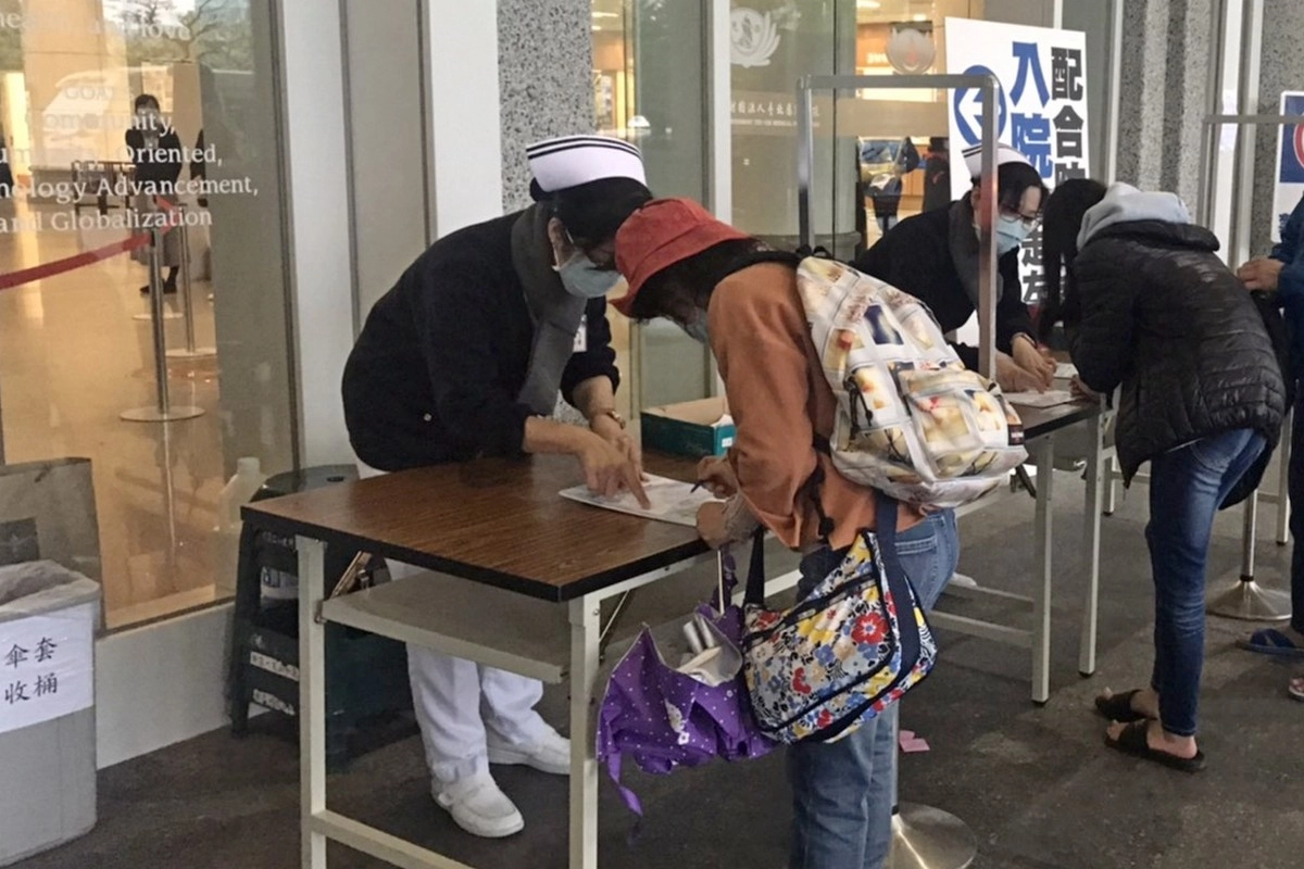 自3月19日起,凡出入台北慈濟醫院院區者皆需填寫「進入院區自我檢疫聲明書」。