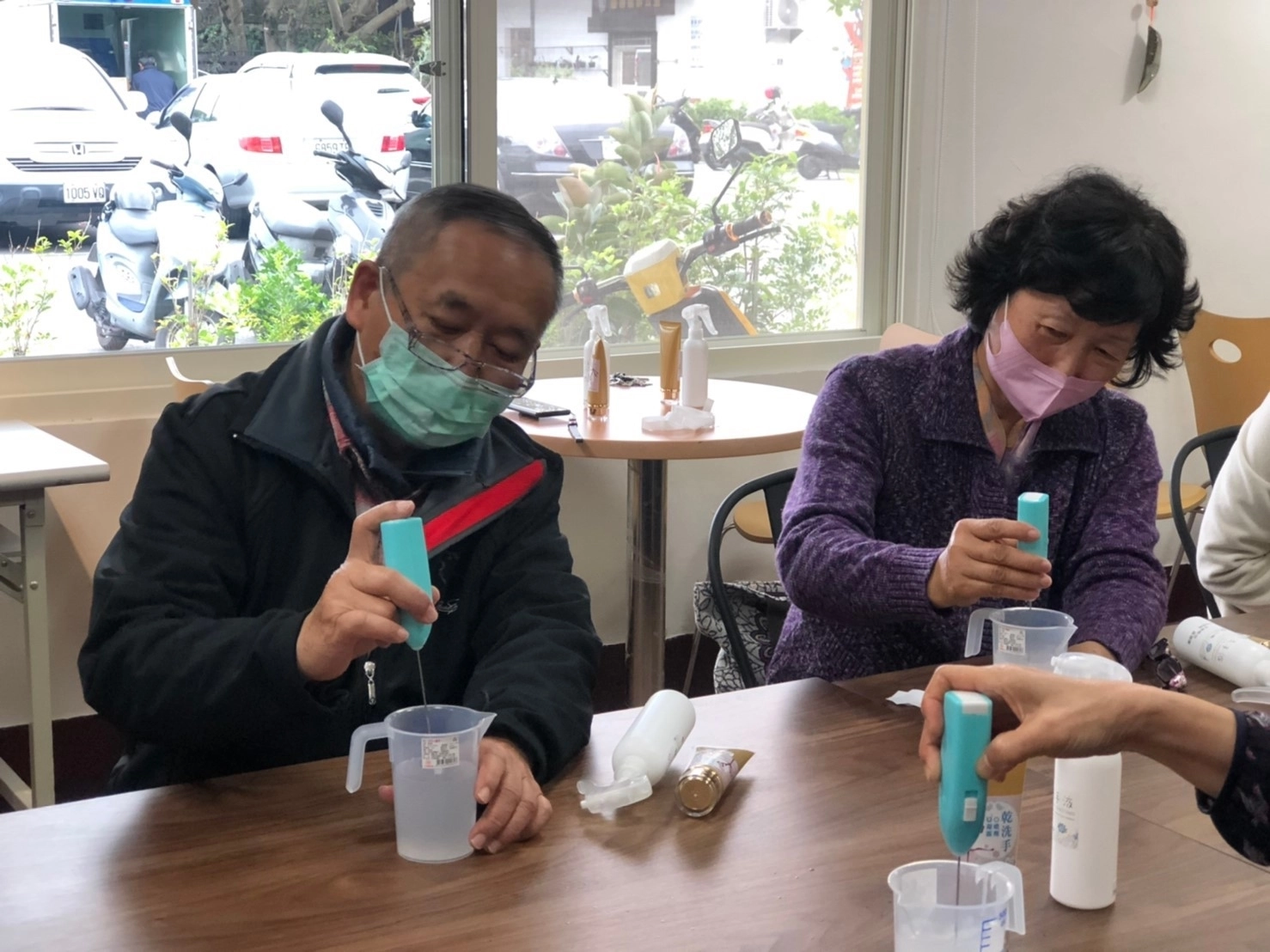 花蓮市立圖書館為防範新冠肺炎病毒上身,連續兩周開辦防疫、抗菌小物手作課,邀請吳韻晨老師指導大家,製作抗菌噴霧、凝膠兩款乾洗手。
