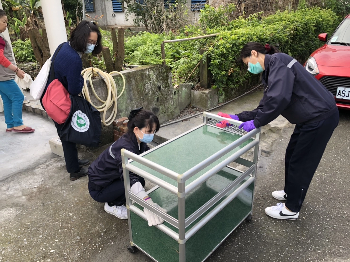 慈濟志工們協助把放在倉庫的家具搬回來,一個一個清潔打掃再搬入新家。