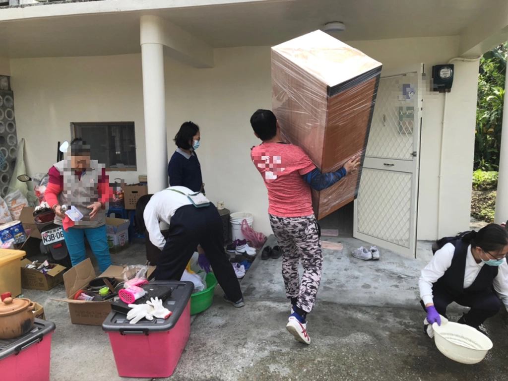 慈濟志工們協助把放在倉庫的家具搬回來,一個一個清潔打掃再搬入新家。